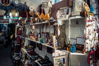 Hebron, Filistin Bölgesi, 5 Şubat 2026 eski şehirdeki yerel hediyelik eşya dükkanı. Geleneksel el sanatları, seramik ve kültürel öğeler Hebron 'un tarihi bölgesinde ziyaretçiler için sergilenmektedir..