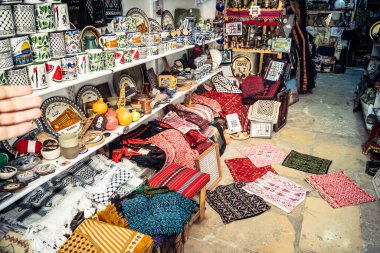 Hebron, Filistin Bölgesi, 5 Şubat 2026 eski şehirdeki yerel hediyelik eşya dükkanı. Geleneksel el sanatları, seramik ve kültürel öğeler Hebron 'un tarihi bölgesinde ziyaretçiler için sergilenmektedir..