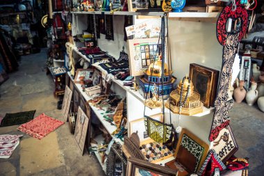 Hebron, Filistin Bölgesi, 5 Şubat 2026 eski şehirdeki yerel hediyelik eşya dükkanı. Geleneksel el sanatları, seramik ve kültürel öğeler Hebron 'un tarihi bölgesinde ziyaretçiler için sergilenmektedir..