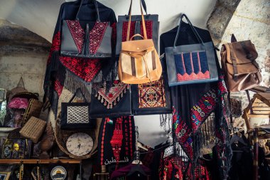 Hebron, Filistin Bölgesi, 5 Şubat 2026 eski şehirdeki yerel hediyelik eşya dükkanı. Geleneksel el sanatları, seramik ve kültürel öğeler Hebron 'un tarihi bölgesinde ziyaretçiler için sergilenmektedir..