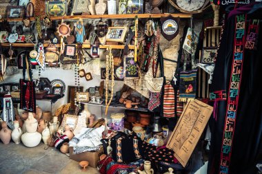 Hebron, Filistin Bölgesi, 5 Şubat 2026 eski şehirdeki yerel hediyelik eşya dükkanı. Geleneksel el sanatları, seramik ve kültürel öğeler Hebron 'un tarihi bölgesinde ziyaretçiler için sergilenmektedir..