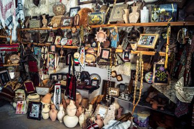 Hebron, Filistin Bölgesi, 5 Şubat 2026 eski şehirdeki yerel hediyelik eşya dükkanı. Geleneksel el sanatları, seramik ve kültürel öğeler Hebron 'un tarihi bölgesinde ziyaretçiler için sergilenmektedir..