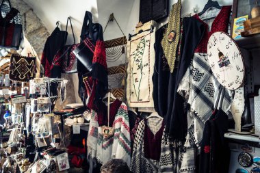 Hebron, Filistin Bölgesi, 5 Şubat 2026 eski şehirdeki yerel hediyelik eşya dükkanı. Geleneksel el sanatları, seramik ve kültürel öğeler Hebron 'un tarihi bölgesinde ziyaretçiler için sergilenmektedir..