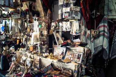 Hebron, Filistin Bölgesi, 5 Şubat 2026 eski şehirdeki yerel hediyelik eşya dükkanı. Geleneksel el sanatları, seramik ve kültürel öğeler Hebron 'un tarihi bölgesinde ziyaretçiler için sergilenmektedir..