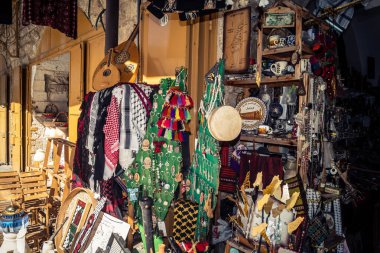 Hebron, Filistin Bölgesi, 5 Şubat 2026 eski şehirdeki yerel hediyelik eşya dükkanı. Geleneksel el sanatları, seramik ve kültürel öğeler Hebron 'un tarihi bölgesinde ziyaretçiler için sergilenmektedir..