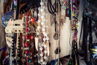 Hebron, Filistin Bölgesi, 5 Şubat 2026 eski şehirdeki yerel hediyelik eşya dükkanı. Geleneksel el sanatları, seramik ve kültürel öğeler Hebron 'un tarihi bölgesinde ziyaretçiler için sergilenmektedir..