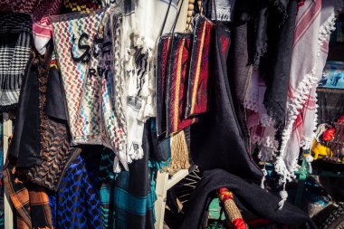 Hebron, Filistin Bölgesi, 5 Şubat 2026 eski şehirdeki yerel hediyelik eşya dükkanı. Geleneksel el sanatları, seramik ve kültürel öğeler Hebron 'un tarihi bölgesinde ziyaretçiler için sergilenmektedir..