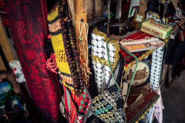 Hebron, Filistin Bölgesi, 5 Şubat 2026 eski şehirdeki yerel hediyelik eşya dükkanı. Geleneksel el sanatları, seramik ve kültürel öğeler Hebron 'un tarihi bölgesinde ziyaretçiler için sergilenmektedir..