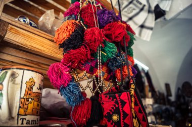 Hebron, Filistin Bölgesi, 5 Şubat 2026 eski şehirdeki yerel hediyelik eşya dükkanı. Geleneksel el sanatları, seramik ve kültürel öğeler Hebron 'un tarihi bölgesinde ziyaretçiler için sergilenmektedir..