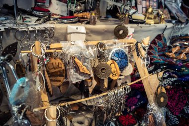 Hebron, Filistin Bölgesi, 5 Şubat 2026 eski şehirdeki yerel hediyelik eşya dükkanı. Geleneksel el sanatları, seramik ve kültürel öğeler Hebron 'un tarihi bölgesinde ziyaretçiler için sergilenmektedir..