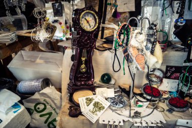 Hebron, Filistin Bölgesi, 5 Şubat 2026 eski şehirdeki yerel hediyelik eşya dükkanı. Geleneksel el sanatları, seramik ve kültürel öğeler Hebron 'un tarihi bölgesinde ziyaretçiler için sergilenmektedir..