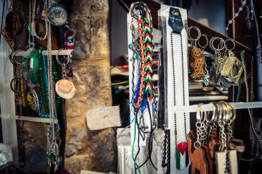 Hebron, Filistin Bölgesi, 5 Şubat 2026 eski şehirdeki yerel hediyelik eşya dükkanı. Geleneksel el sanatları, seramik ve kültürel öğeler Hebron 'un tarihi bölgesinde ziyaretçiler için sergilenmektedir..