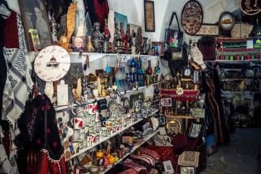 Hebron, Filistin Bölgesi, 5 Şubat 2026 eski şehirdeki yerel hediyelik eşya dükkanı. Geleneksel el sanatları, seramik ve kültürel öğeler Hebron 'un tarihi bölgesinde ziyaretçiler için sergilenmektedir..