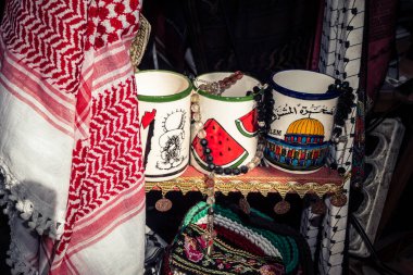 Hebron, Filistin Bölgesi, 5 Şubat 2026 eski şehirdeki yerel hediyelik eşya dükkanı. Geleneksel el sanatları, seramik ve kültürel öğeler Hebron 'un tarihi bölgesinde ziyaretçiler için sergilenmektedir..