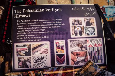 Hebron, Filistin Bölgesi, 5 Şubat 2026 eski şehirdeki yerel hediyelik eşya dükkanı. Geleneksel el sanatları, seramik ve kültürel öğeler Hebron 'un tarihi bölgesinde ziyaretçiler için sergilenmektedir..