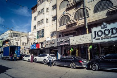 Hebron, Batı Şeria, 7 Şubat 2026 Vibrant sokak yaşamı ve Filistin 'deki El Halil' in merkezindeki işlek pazarlar. Sarı taksiler ve kalabalık kalabalık kalabalık işlek caddelerde geziniyor..