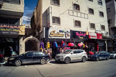 Hebron, Batı Şeria, 7 Şubat 2026 Vibrant sokak yaşamı ve Filistin 'deki El Halil' in merkezindeki işlek pazarlar. Sarı taksiler ve kalabalık kalabalık kalabalık işlek caddelerde geziniyor..