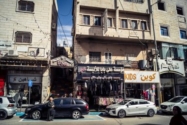 Hebron, Batı Şeria, 7 Şubat 2026 Vibrant sokak yaşamı ve Filistin 'deki El Halil' in merkezindeki işlek pazarlar. Sarı taksiler ve kalabalık kalabalık kalabalık işlek caddelerde geziniyor..