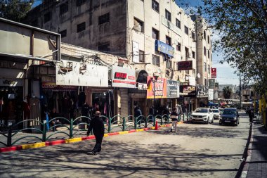 Hebron, Batı Şeria, 7 Şubat 2026 Vibrant sokak yaşamı ve Filistin 'deki El Halil' in merkezindeki işlek pazarlar. Sarı taksiler ve kalabalık kalabalık kalabalık işlek caddelerde geziniyor..
