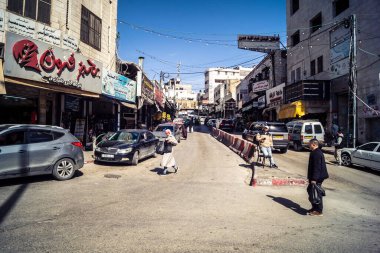 Hebron, Batı Şeria, 7 Şubat 2026 Vibrant sokak yaşamı ve Filistin 'deki El Halil' in merkezindeki işlek pazarlar. Sarı taksiler ve kalabalık kalabalık kalabalık işlek caddelerde geziniyor..