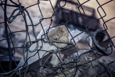 Hebron, Filistin Toprakları, 7 Şubat 2026 Eski Şehir H2 bölgesindeki Filistin sokaklarında bulunan koruyucu metal ağları İsrailli yerleşimcilerin yukarıdaki evlerden attıkları taş ve enkazı yakalamak için kullanıldı..