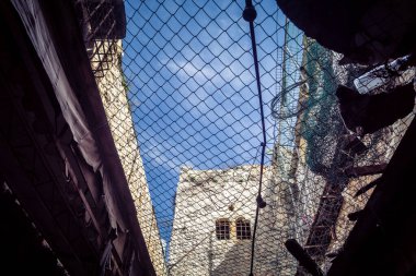 Hebron, Filistin Toprakları, 7 Şubat 2026 Eski Şehir H2 bölgesindeki Filistin sokaklarında bulunan koruyucu metal ağları İsrailli yerleşimcilerin yukarıdaki evlerden attıkları taş ve enkazı yakalamak için kullanıldı..