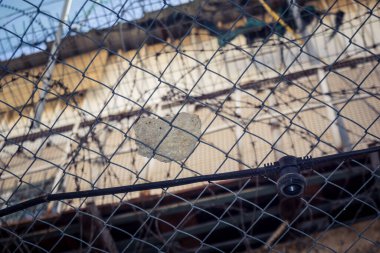 Hebron, Filistin Toprakları, 7 Şubat 2026 Eski Şehir H2 bölgesindeki Filistin sokaklarında bulunan koruyucu metal ağları İsrailli yerleşimcilerin yukarıdaki evlerden attıkları taş ve enkazı yakalamak için kullanıldı..