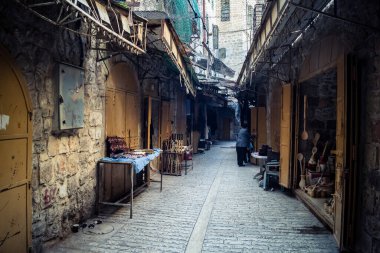 Hebron, Batı Şeria, 7 Şubat 2026 El Halil 'in kalbinde birkaç dükkan hala açık. Nadir raflar ve boş sokaklar bu tarihi Filistin pazarının yavaş ekonomik ölümünü yansıtıyor.