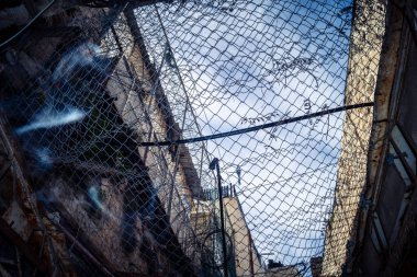 Hebron, Filistin Toprakları, 7 Şubat 2026 Eski Şehir H2 bölgesindeki Filistin sokaklarında bulunan koruyucu metal ağları İsrailli yerleşimcilerin yukarıdaki evlerden attıkları taş ve enkazı yakalamak için kullanıldı..