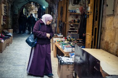 Hebron, Batı Şeria, 7 Şubat 2026 El Halil 'in kalbinde birkaç dükkan hala açık. Nadir raflar ve boş sokaklar bu tarihi Filistin pazarının yavaş ekonomik ölümünü yansıtıyor.