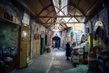 Hebron, Batı Şeria, 7 Şubat 2026 El Halil 'in kalbinde birkaç dükkan hala açık. Nadir raflar ve boş sokaklar bu tarihi Filistin pazarının yavaş ekonomik ölümünü yansıtıyor.