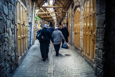 Hebron, Batı Şeria, 7 Şubat 2026 El Halil 'in kalbinde birkaç dükkan hala açık. Nadir raflar ve boş sokaklar bu tarihi Filistin pazarının yavaş ekonomik ölümünü yansıtıyor.