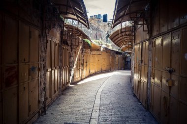 Hebron, Batı Şeria, 7 Şubat 2026 El Halil 'in kalbinde birkaç dükkan hala açık. Nadir raflar ve boş sokaklar bu tarihi Filistin pazarının yavaş ekonomik ölümünü yansıtıyor.