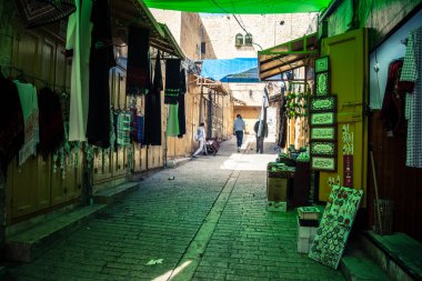 Hebron, Batı Şeria, 7 Şubat 2026 El Halil 'in kalbinde birkaç dükkan hala açık. Nadir raflar ve boş sokaklar bu tarihi Filistin pazarının yavaş ekonomik ölümünü yansıtıyor.