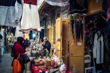 Hebron, Batı Şeria, 7 Şubat 2026 El Halil 'in kalbinde birkaç dükkan hala açık. Nadir raflar ve boş sokaklar bu tarihi Filistin pazarının yavaş ekonomik ölümünü yansıtıyor.