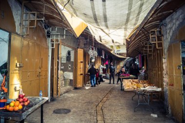 Hebron, Batı Şeria, 7 Şubat 2026 El Halil 'in kalbinde birkaç dükkan hala açık. Nadir raflar ve boş sokaklar bu tarihi Filistin pazarının yavaş ekonomik ölümünü yansıtıyor.