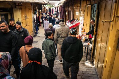 Hebron, Batı Şeria, 7 Şubat 2026 El Halil 'in kalbinde birkaç dükkan hala açık. Nadir raflar ve boş sokaklar bu tarihi Filistin pazarının yavaş ekonomik ölümünü yansıtıyor.