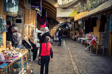 Hebron, Batı Şeria, 7 Şubat 2026 El Halil 'in kalbinde birkaç dükkan hala açık. Nadir raflar ve boş sokaklar bu tarihi Filistin pazarının yavaş ekonomik ölümünü yansıtıyor.