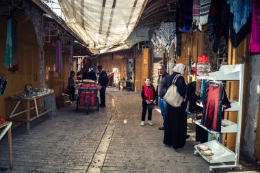 Hebron, Batı Şeria, 7 Şubat 2026 El Halil 'in kalbinde birkaç dükkan hala açık. Nadir raflar ve boş sokaklar bu tarihi Filistin pazarının yavaş ekonomik ölümünü yansıtıyor.