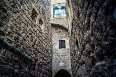 Hebron, Batı Şeria, 7 Şubat 2026 El Halil 'in kalbinde birkaç dükkan hala açık. Nadir raflar ve boş sokaklar bu tarihi Filistin pazarının yavaş ekonomik ölümünü yansıtıyor.