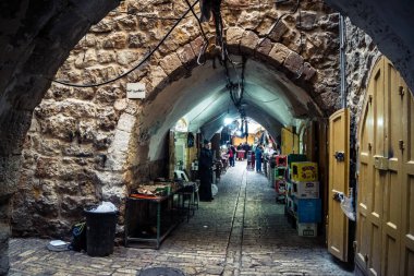 Hebron, Batı Şeria, 7 Şubat 2026 El Halil 'in kalbinde birkaç dükkan hala açık. Nadir raflar ve boş sokaklar bu tarihi Filistin pazarının yavaş ekonomik ölümünü yansıtıyor.