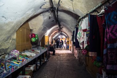 Hebron, Batı Şeria, 7 Şubat 2026 El Halil 'in kalbinde birkaç dükkan hala açık. Nadir raflar ve boş sokaklar bu tarihi Filistin pazarının yavaş ekonomik ölümünü yansıtıyor.