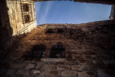 Hebron, Batı Şeria, 7 Şubat 2026 El Halil 'in kalbinde birkaç dükkan hala açık. Nadir raflar ve boş sokaklar bu tarihi Filistin pazarının yavaş ekonomik ölümünü yansıtıyor.