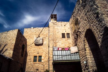 Hebron, Batı Şeria, 7 Şubat 2026 El Halil 'in kalbinde birkaç dükkan hala açık. Nadir raflar ve boş sokaklar bu tarihi Filistin pazarının yavaş ekonomik ölümünü yansıtıyor.