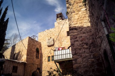 Hebron, Batı Şeria, 7 Şubat 2026 El Halil 'in kalbinde birkaç dükkan hala açık. Nadir raflar ve boş sokaklar bu tarihi Filistin pazarının yavaş ekonomik ölümünü yansıtıyor.