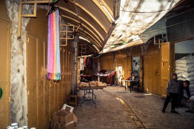 Hebron, Batı Şeria, 7 Şubat 2026 El Halil 'in kalbinde birkaç dükkan hala açık. Nadir raflar ve boş sokaklar bu tarihi Filistin pazarının yavaş ekonomik ölümünü yansıtıyor.