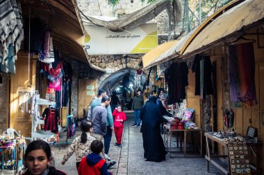 Hebron, Batı Şeria, 7 Şubat 2026 El Halil 'in kalbinde birkaç dükkan hala açık. Nadir raflar ve boş sokaklar bu tarihi Filistin pazarının yavaş ekonomik ölümünü yansıtıyor.