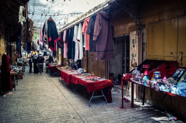 Hebron, Batı Şeria, 7 Şubat 2026 El Halil 'in kalbinde birkaç dükkan hala açık. Nadir raflar ve boş sokaklar bu tarihi Filistin pazarının yavaş ekonomik ölümünü yansıtıyor.
