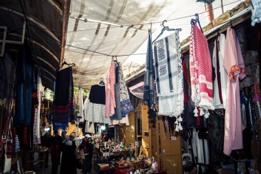 Hebron, Batı Şeria, 7 Şubat 2026 El Halil 'in kalbinde birkaç dükkan hala açık. Nadir raflar ve boş sokaklar bu tarihi Filistin pazarının yavaş ekonomik ölümünü yansıtıyor.