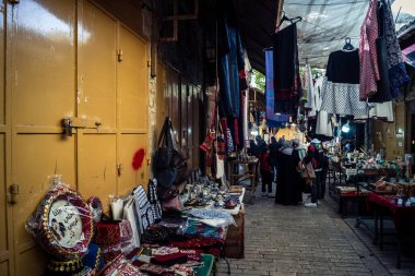 Hebron, Batı Şeria, 7 Şubat 2026 El Halil 'in kalbinde birkaç dükkan hala açık. Nadir raflar ve boş sokaklar bu tarihi Filistin pazarının yavaş ekonomik ölümünü yansıtıyor.